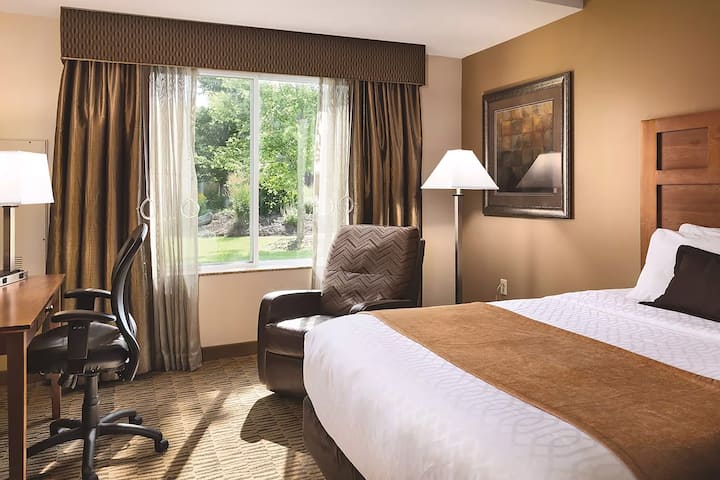 Guest room at the Wyndham Bloomington - Mall of America in Bloomington, Minnesota