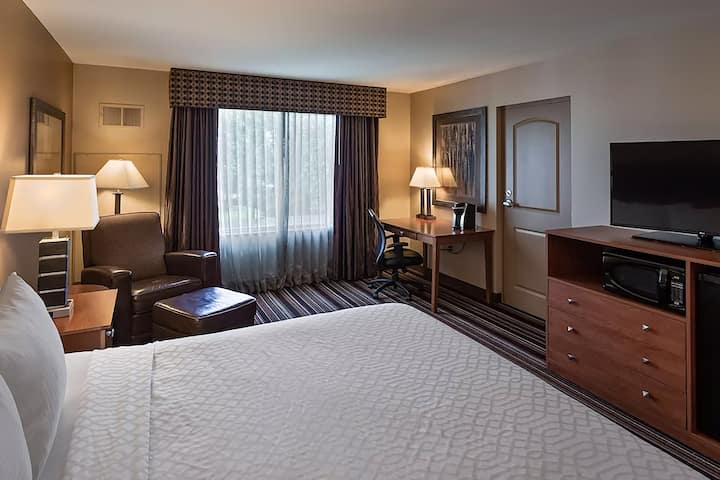 Guest room at the Wyndham Bloomington - Mall of America in Bloomington, Minnesota