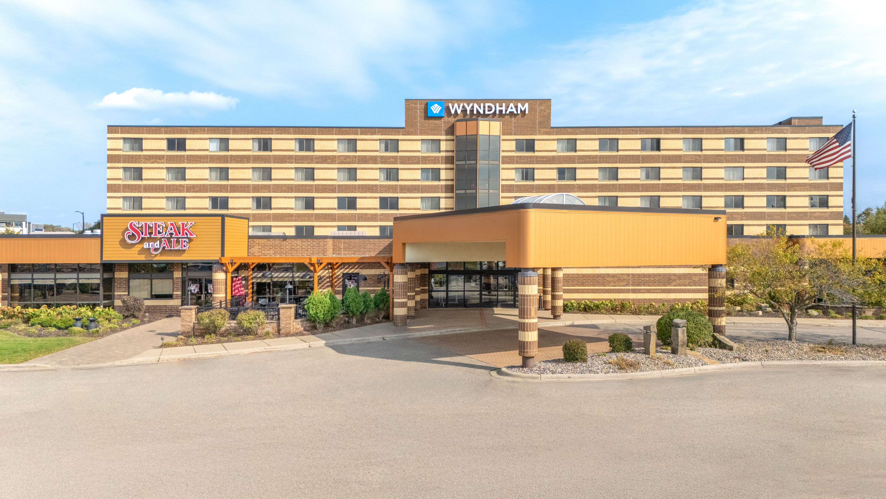 Exterior Day Image of Wyndham Minneapolis South/Burnsville hotel in Burnsville, Minnesota