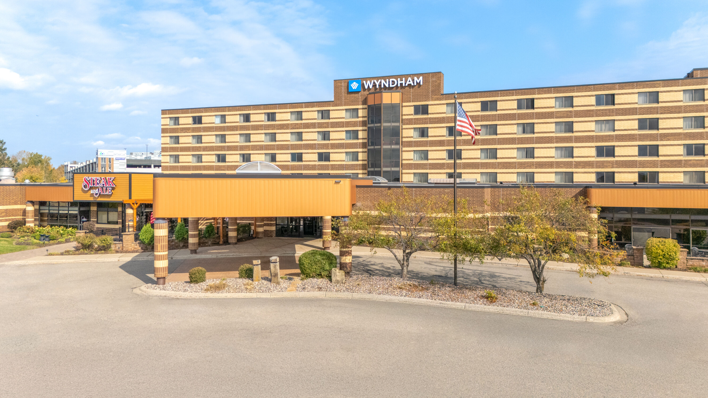 Exterior Day Image of Wyndham Minneapolis South/Burnsville hotel in Burnsville, Minnesota