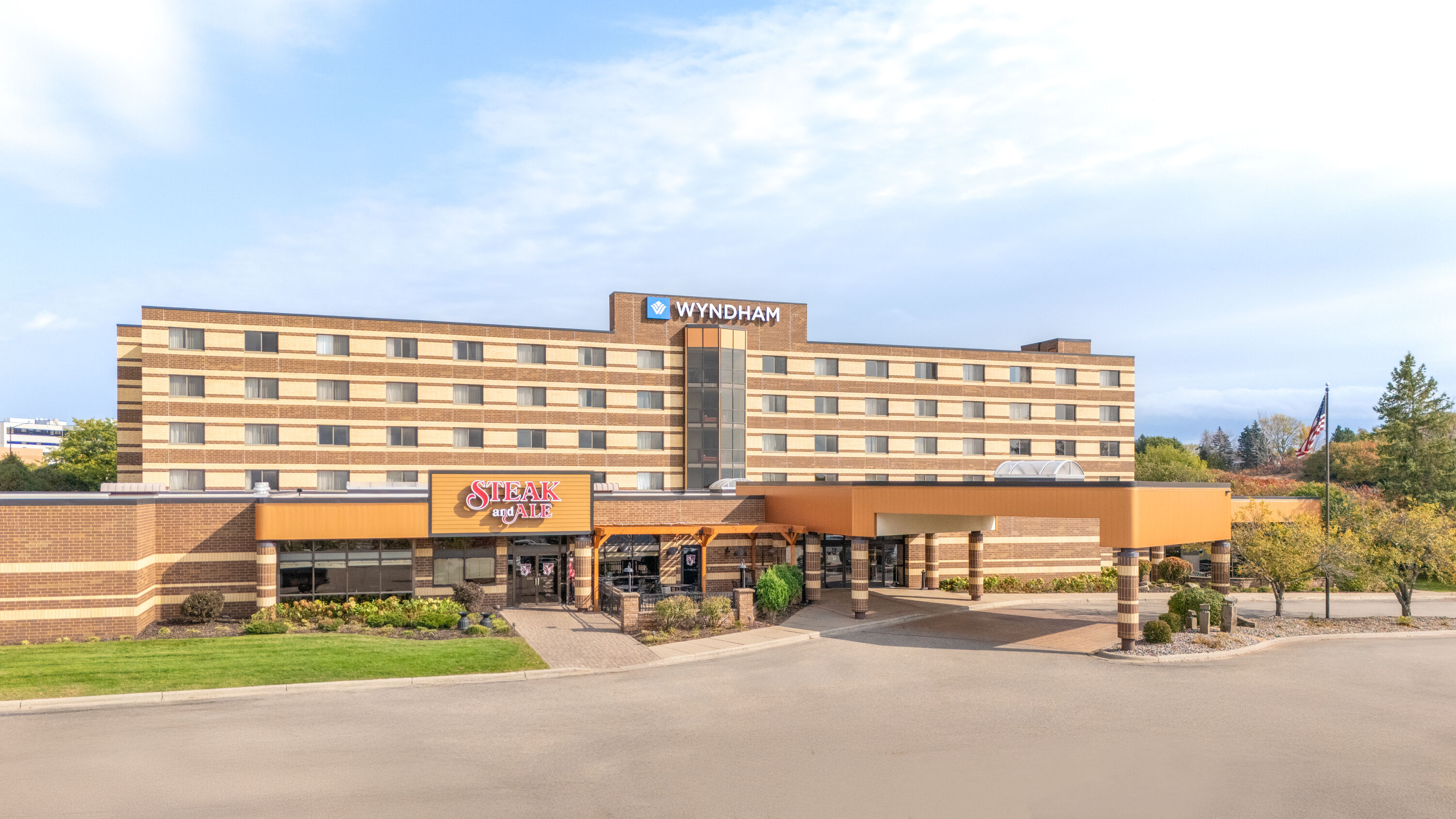 Exterior Day Image of Wyndham Minneapolis South/Burnsville hotel in Burnsville, Minnesota