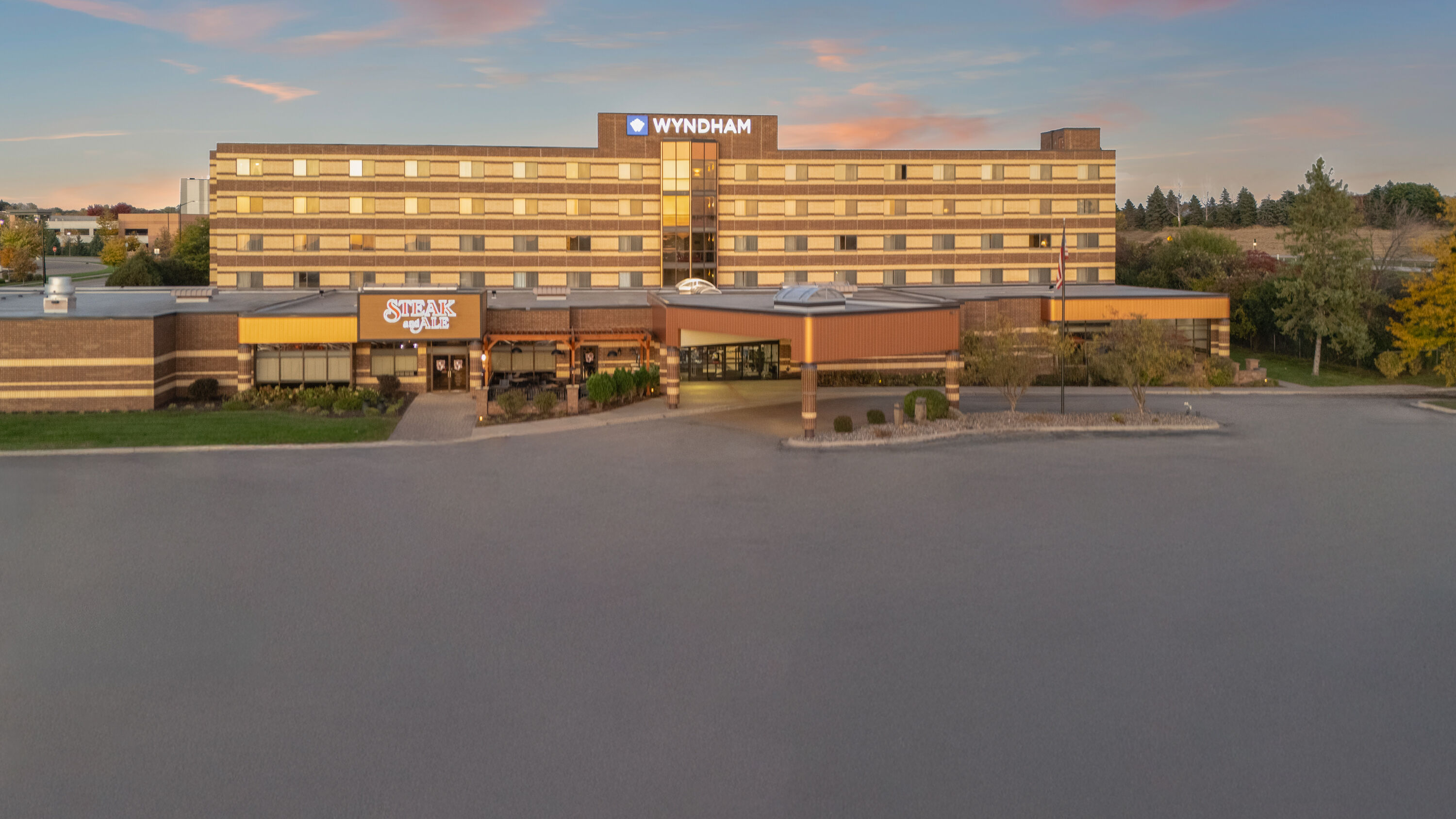 Exterior Dusk Image of Wyndham Minneapolis South/Burnsville hotel in Burnsville, Minnesota