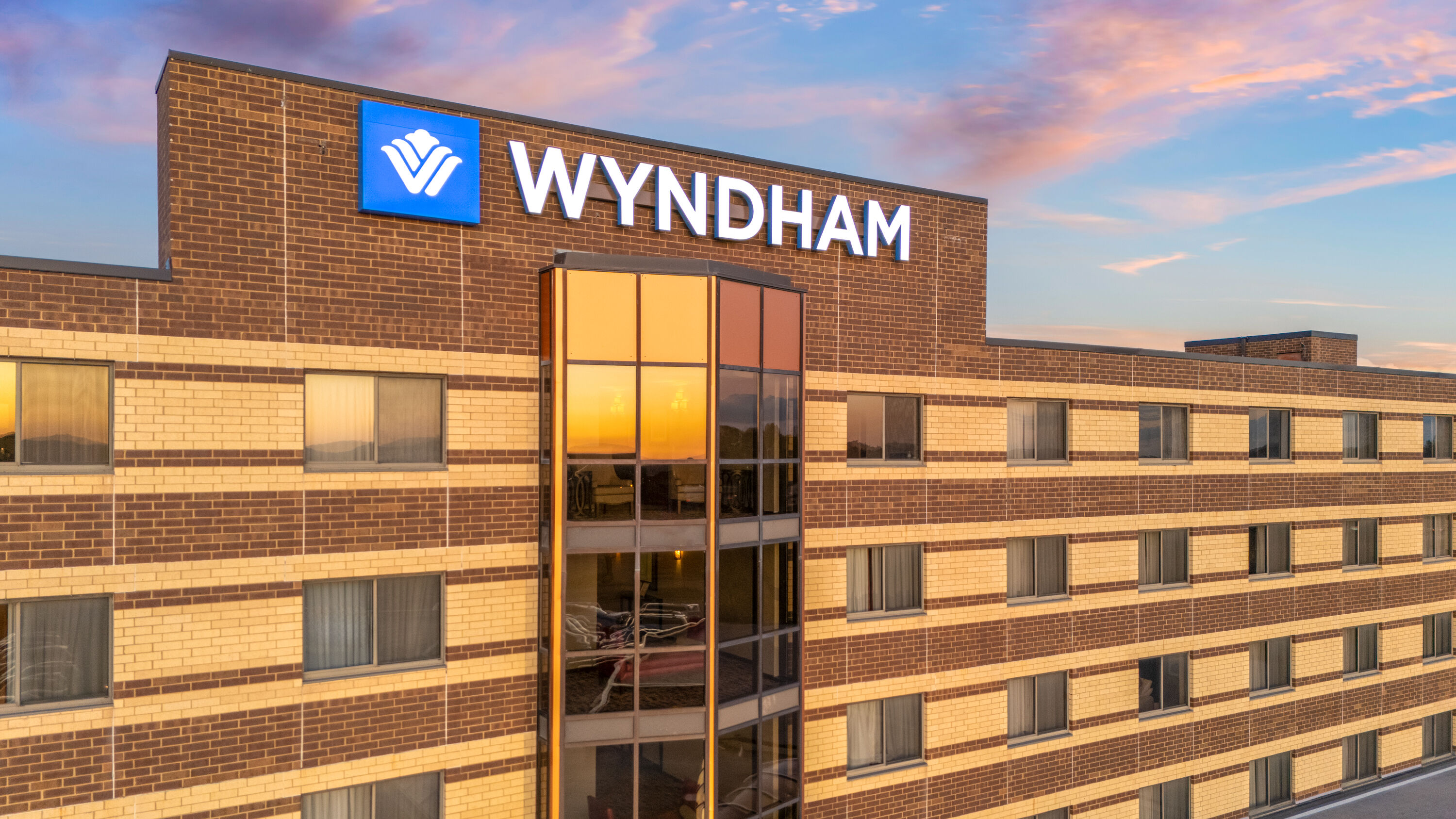 Exterior Dusk Image of Wyndham Minneapolis South/Burnsville hotel in Burnsville, Minnesota