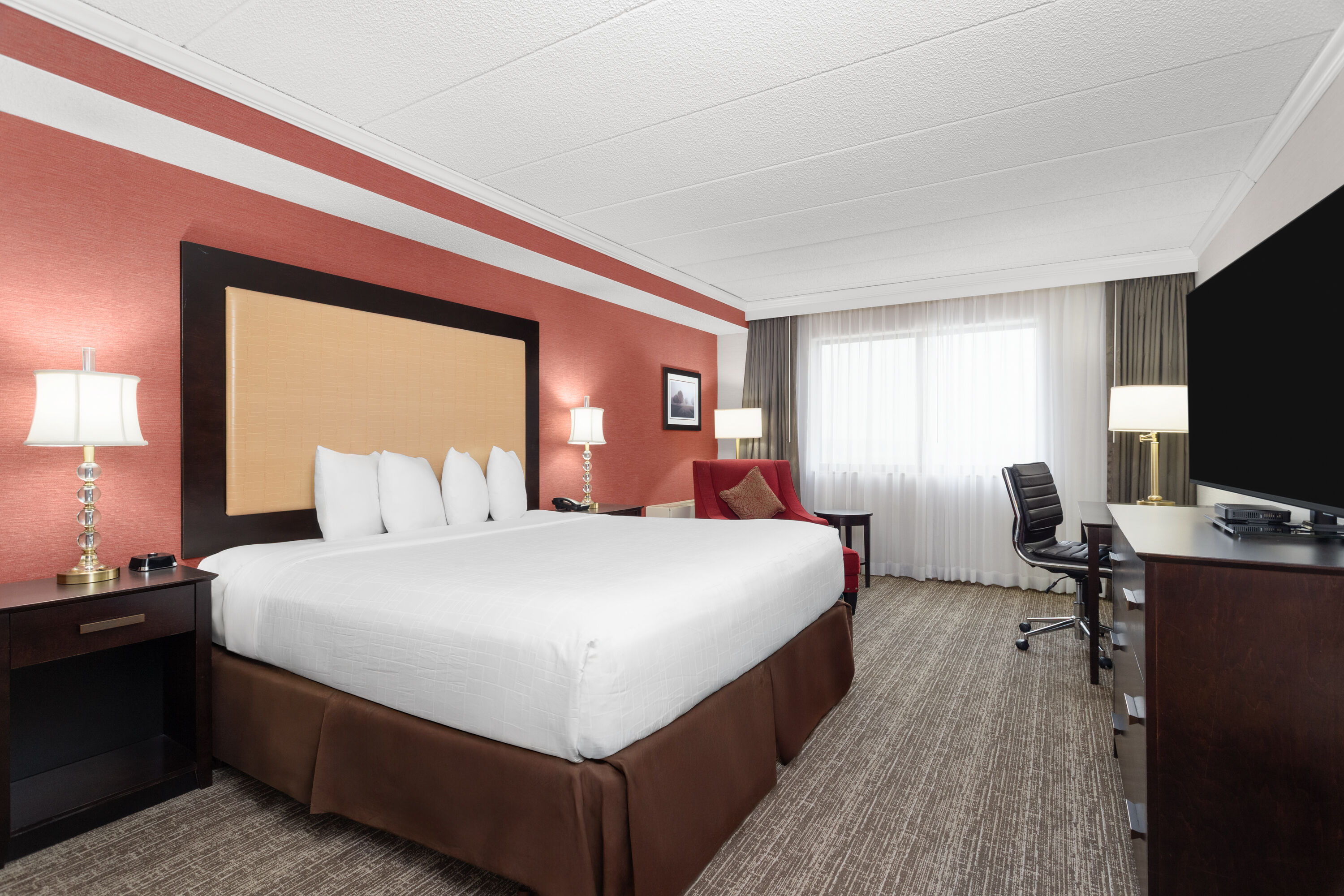 Guest room at the Wyndham Minneapolis South/Burnsville in Burnsville, Minnesota