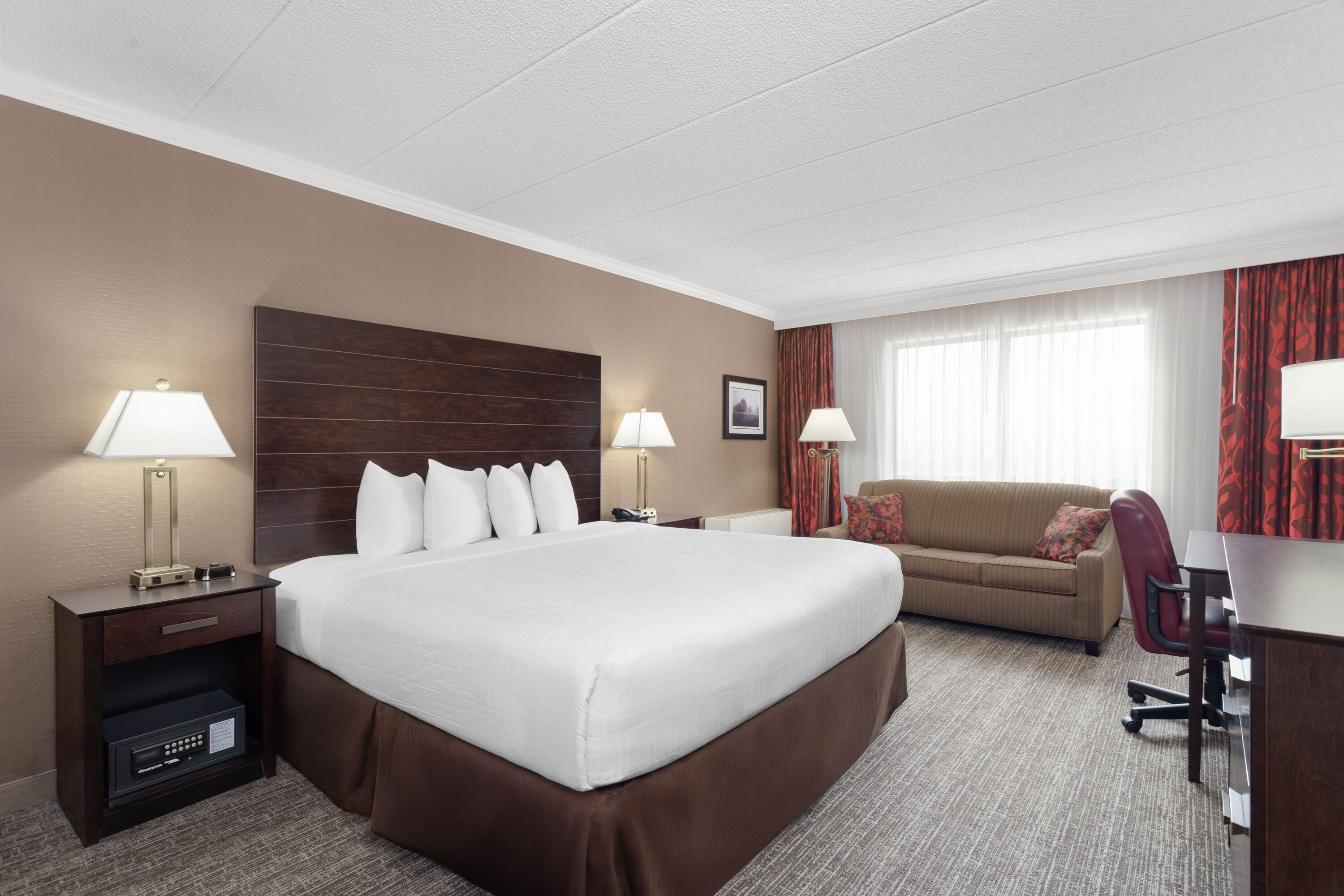 Guest room at the Wyndham Minneapolis South/Burnsville in Burnsville, Minnesota