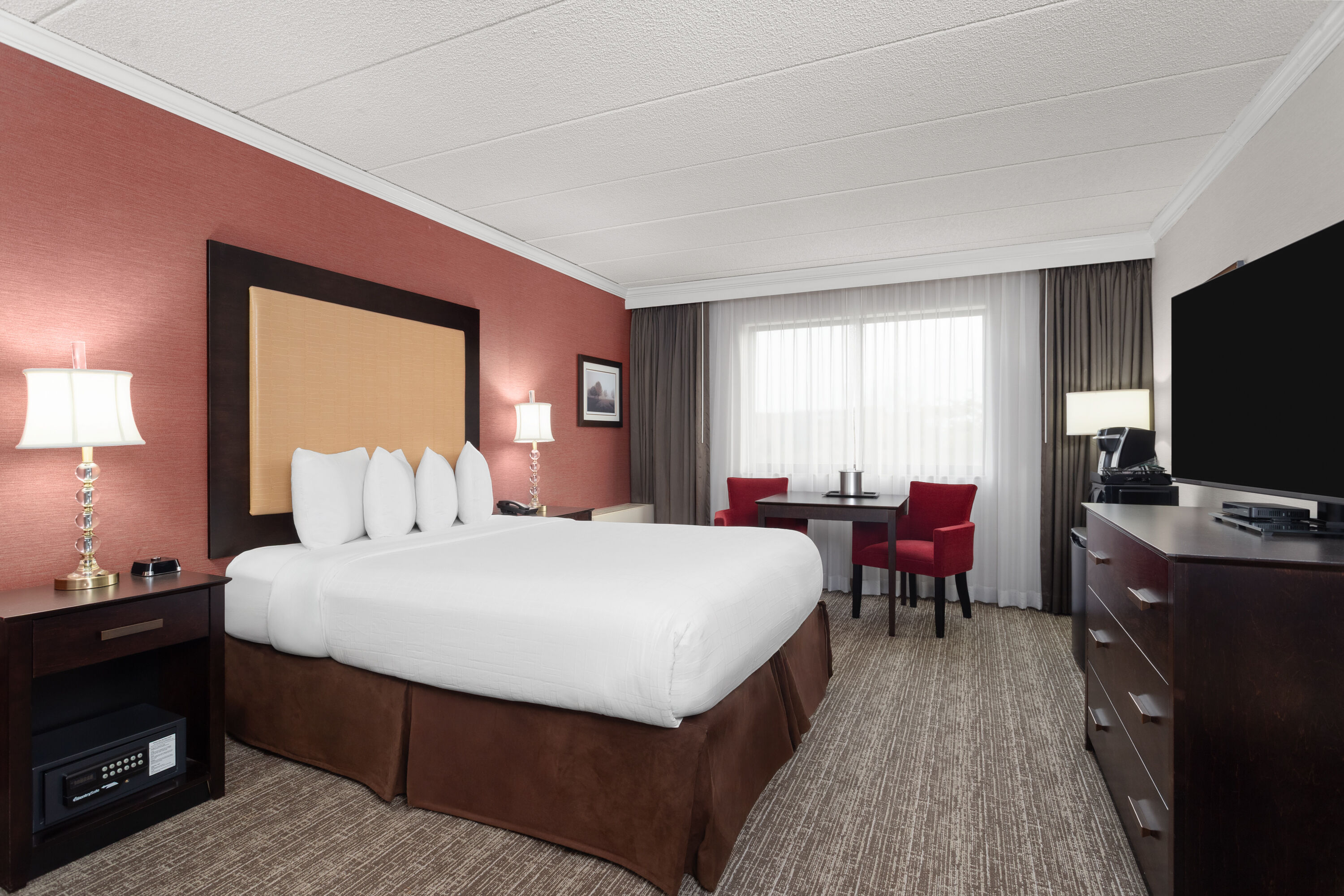 Guest room at the Wyndham Minneapolis South/Burnsville in Burnsville, Minnesota