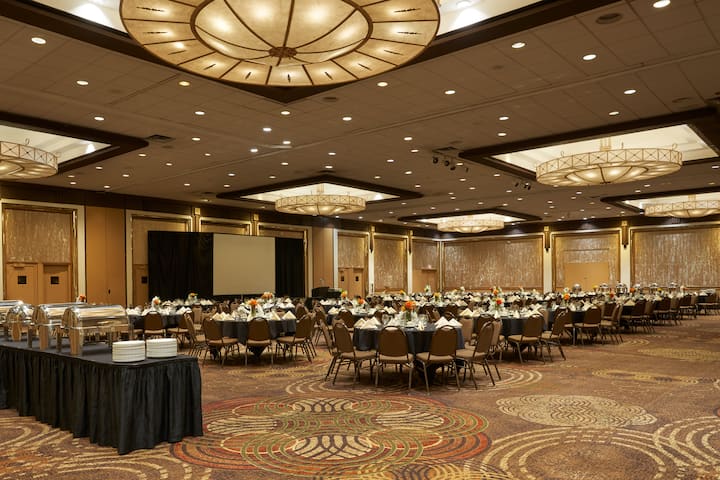 Meeting room banquet rounds at Wyndham Executive Center Columbia in Columbia, Missouri