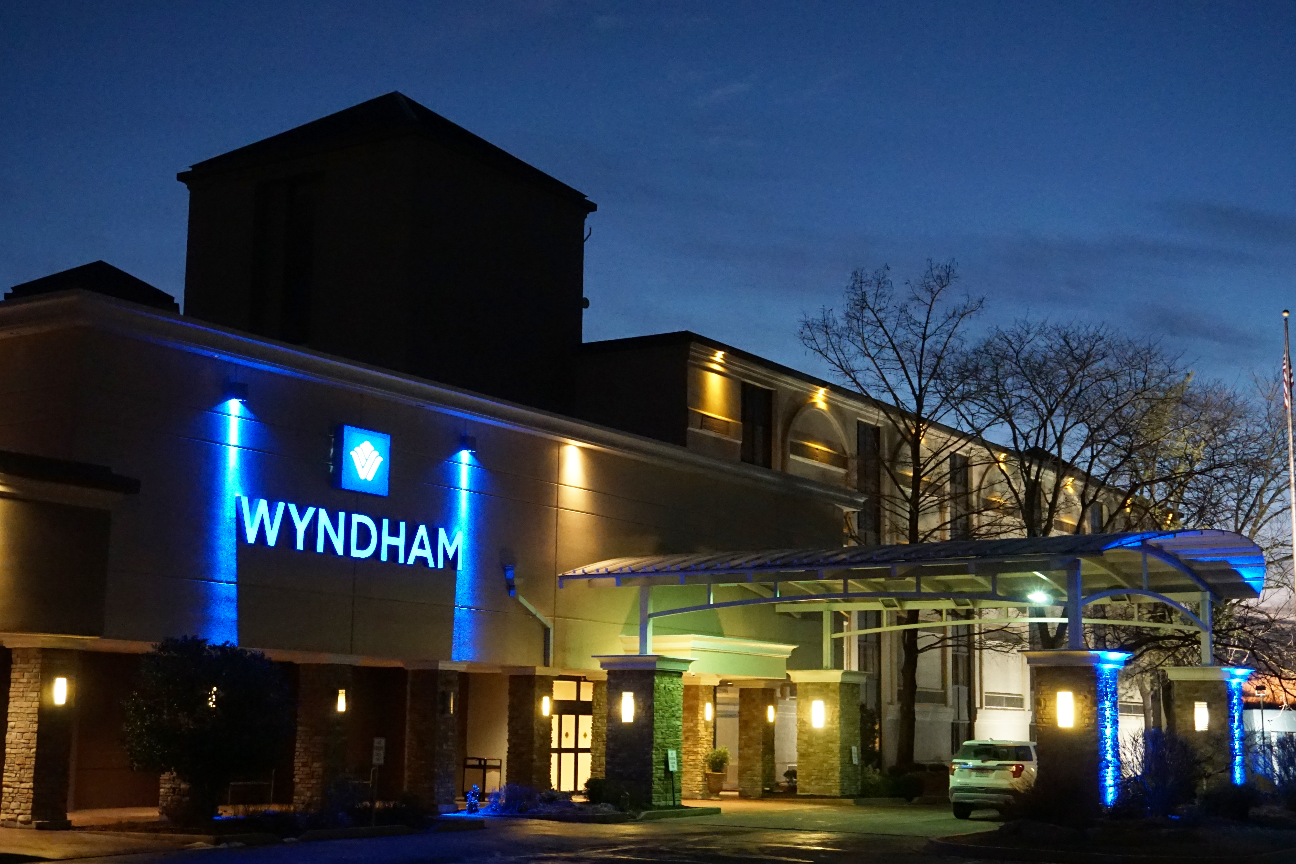 Exterior of Wyndham Executive Center Columbia hotel in Columbia, Missouri