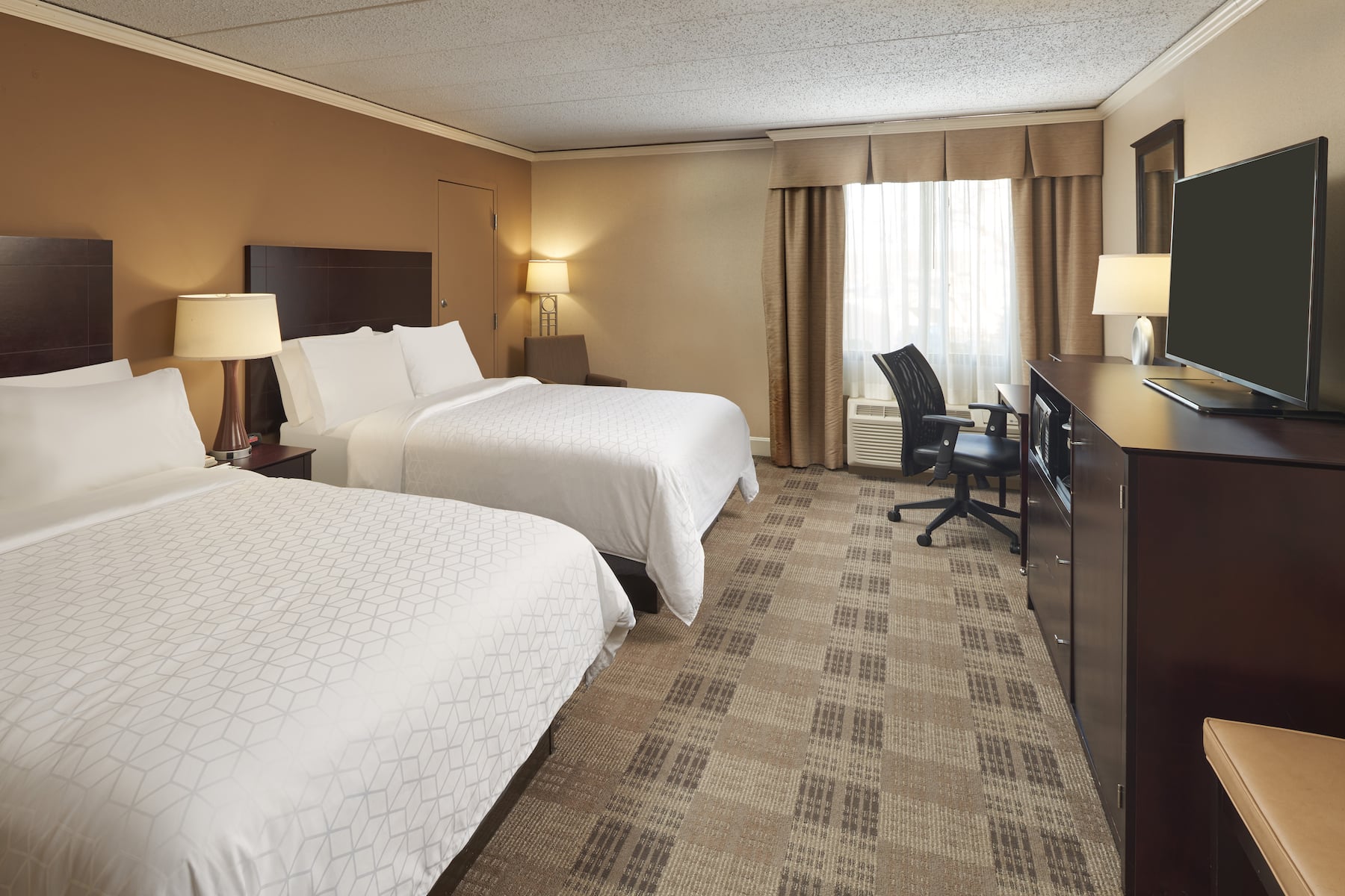 Guest room at the Wyndham Executive Center Columbia in Columbia, Missouri