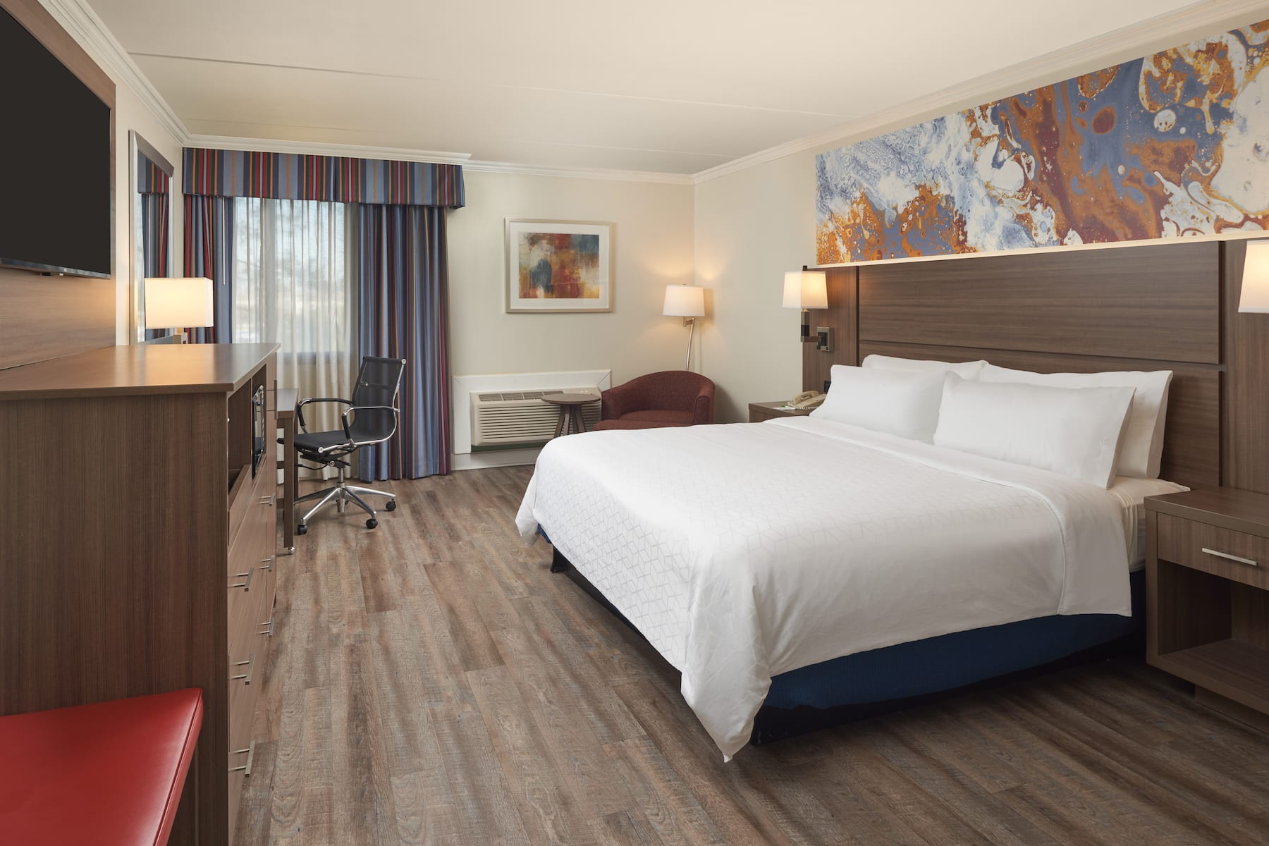 Guest room at the Wyndham Executive Center Columbia in Columbia, Missouri