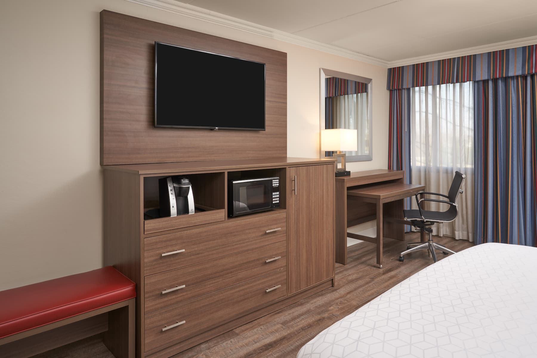Guest room at the Wyndham Executive Center Columbia in Columbia, Missouri