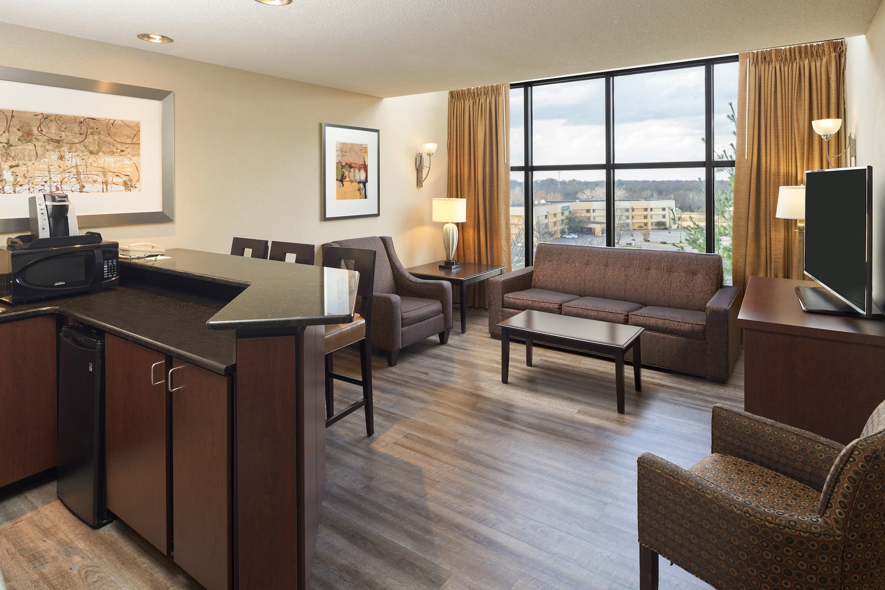 Guest room at the Wyndham Executive Center Columbia in Columbia, Missouri