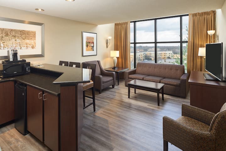 Guest room at the Wyndham Executive Center Columbia in Columbia, Missouri