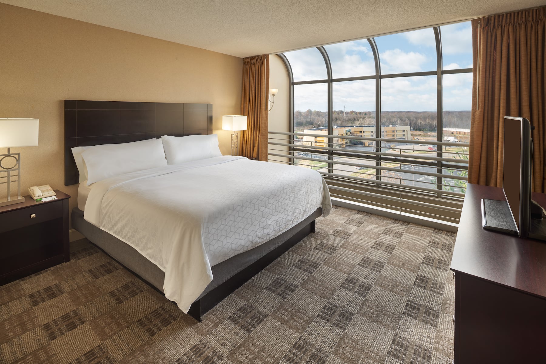 Guest room at the Wyndham Executive Center Columbia in Columbia, Missouri