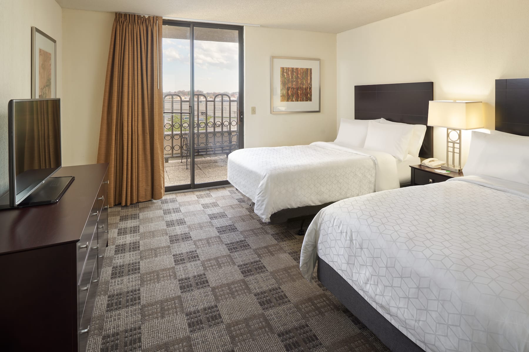 Guest room at the Wyndham Executive Center Columbia in Columbia, Missouri
