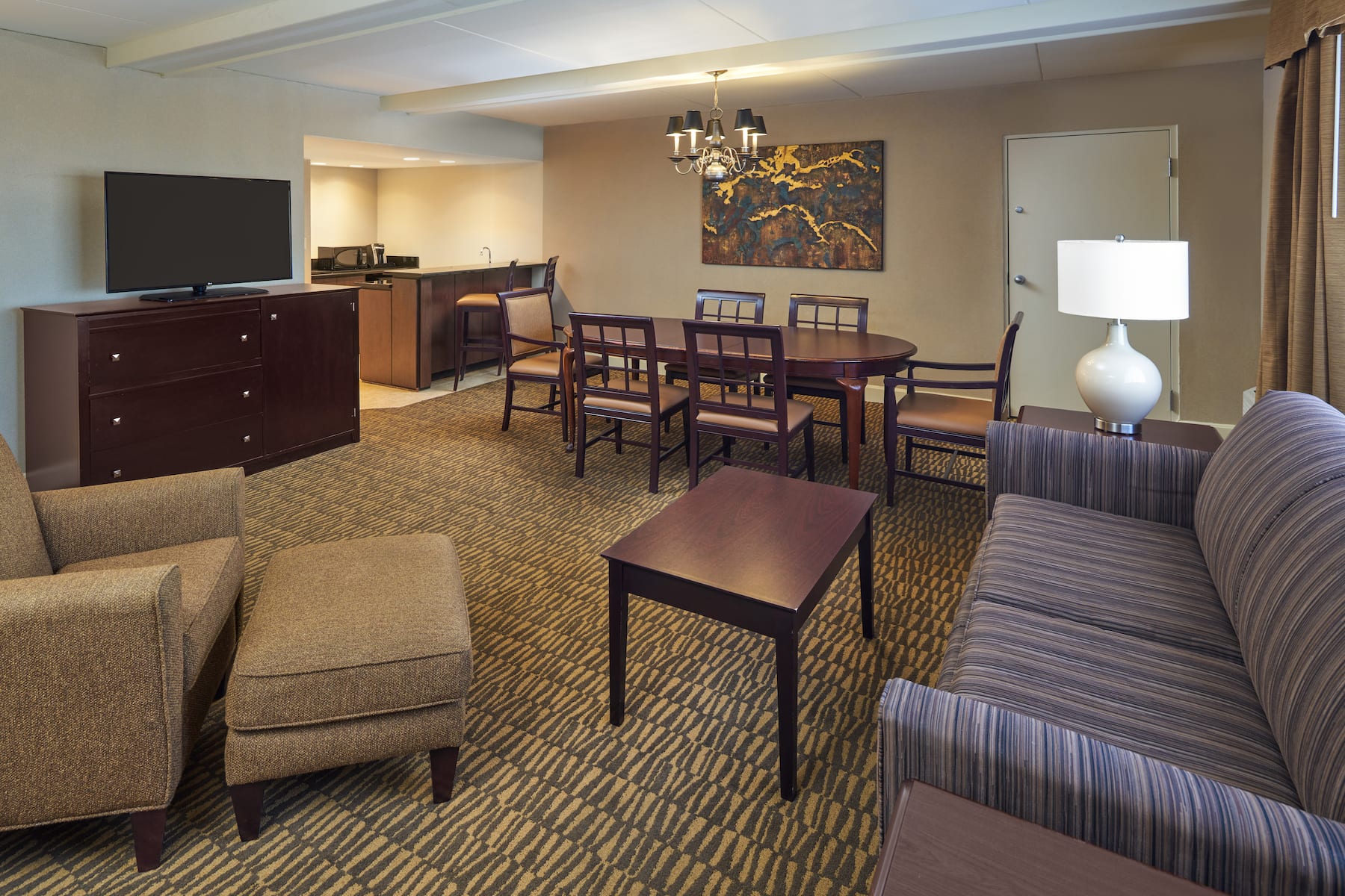 Guest room at the Wyndham Executive Center Columbia in Columbia, Missouri