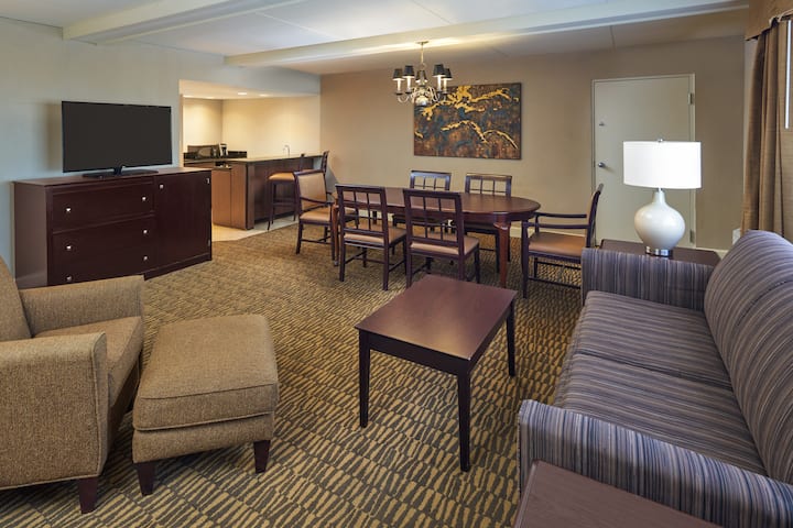 Guest room at the Wyndham Executive Center Columbia in Columbia, Missouri