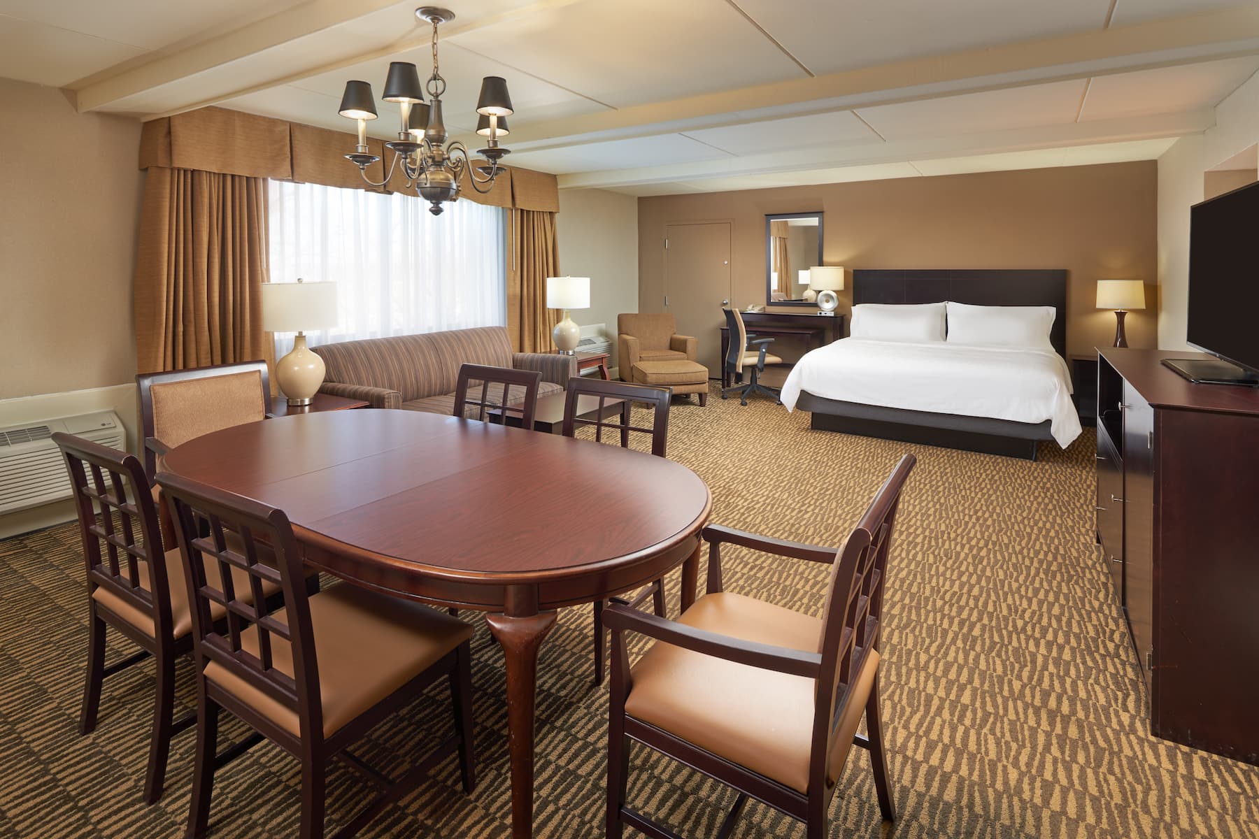 Guest room at the Wyndham Executive Center Columbia in Columbia, Missouri
