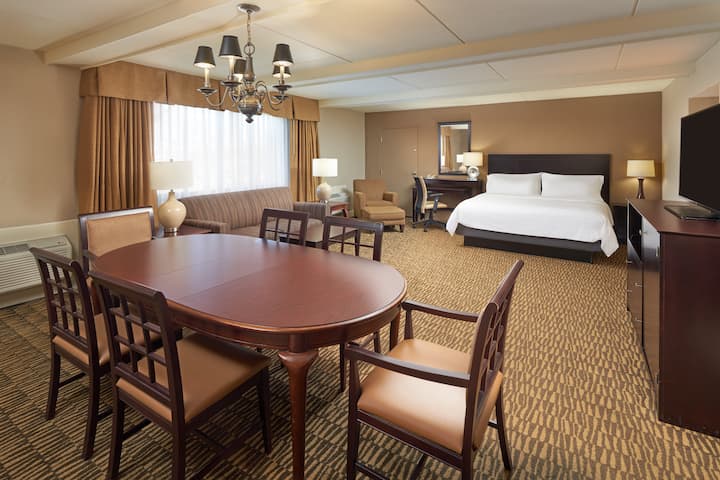 Guest room at the Wyndham Executive Center Columbia in Columbia, Missouri