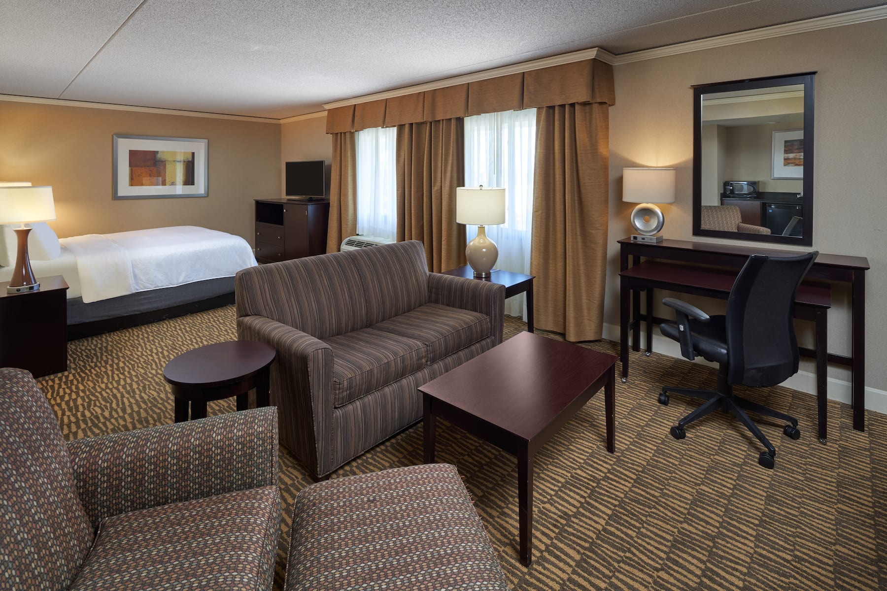 Guest room at the Wyndham Executive Center Columbia in Columbia, Missouri