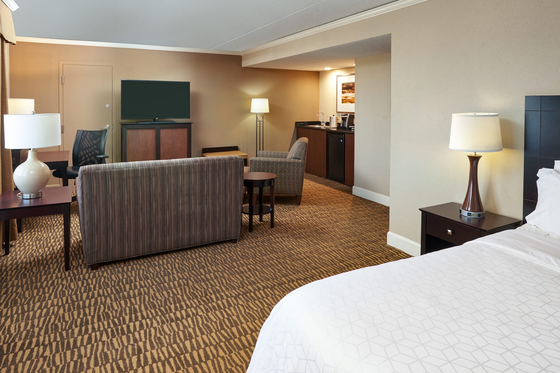 Guest room at the Wyndham Executive Center Columbia in Columbia, Missouri