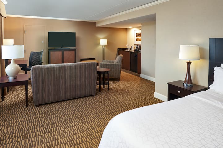 Guest room at the Wyndham Executive Center Columbia in Columbia, Missouri