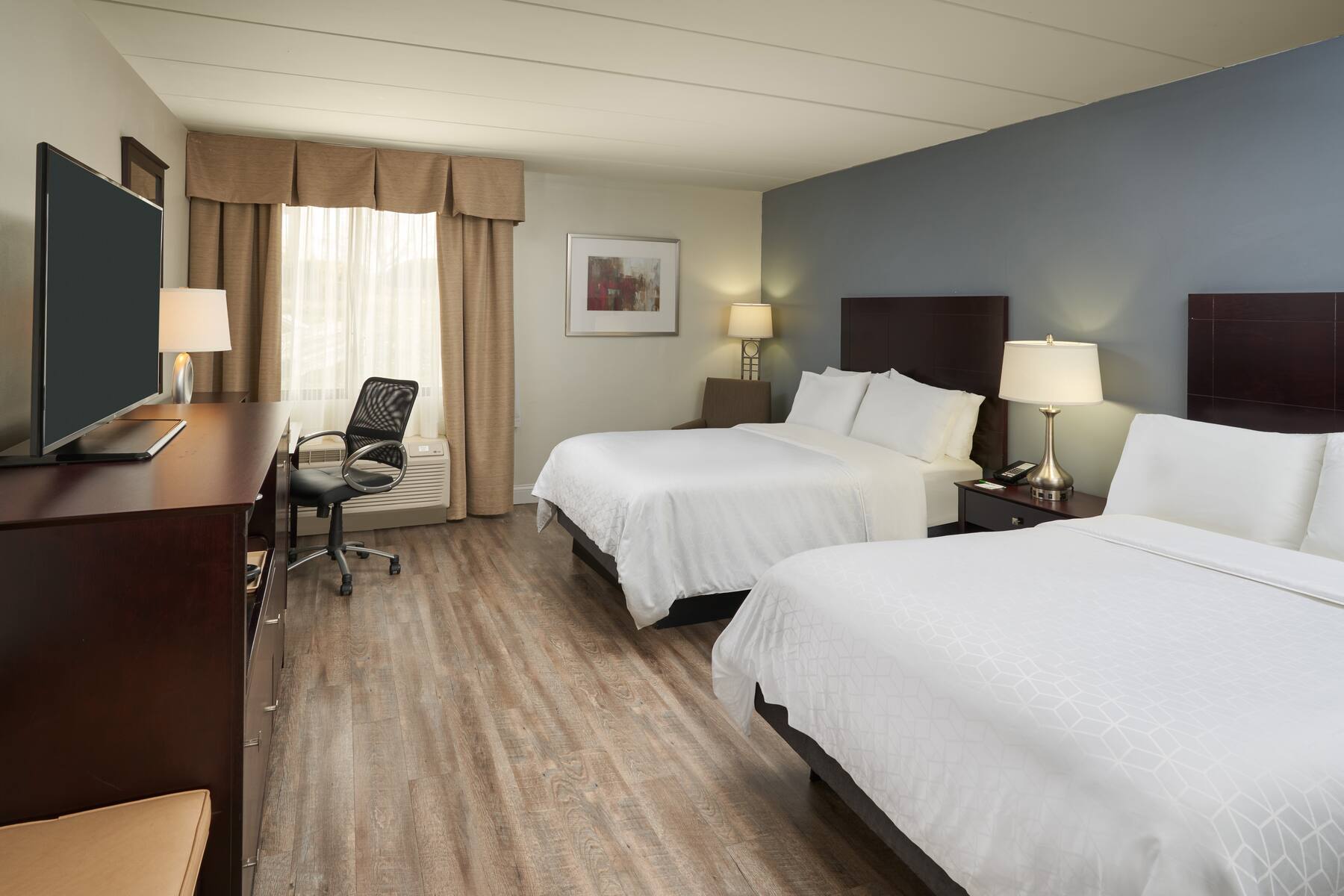 Guest room at the Wyndham Executive Center Columbia in Columbia, Missouri