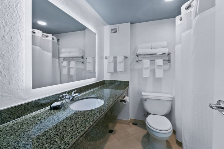Guest room bath at the Mulberry, a Wyndham Hotel in Vicksburg, Mississippi