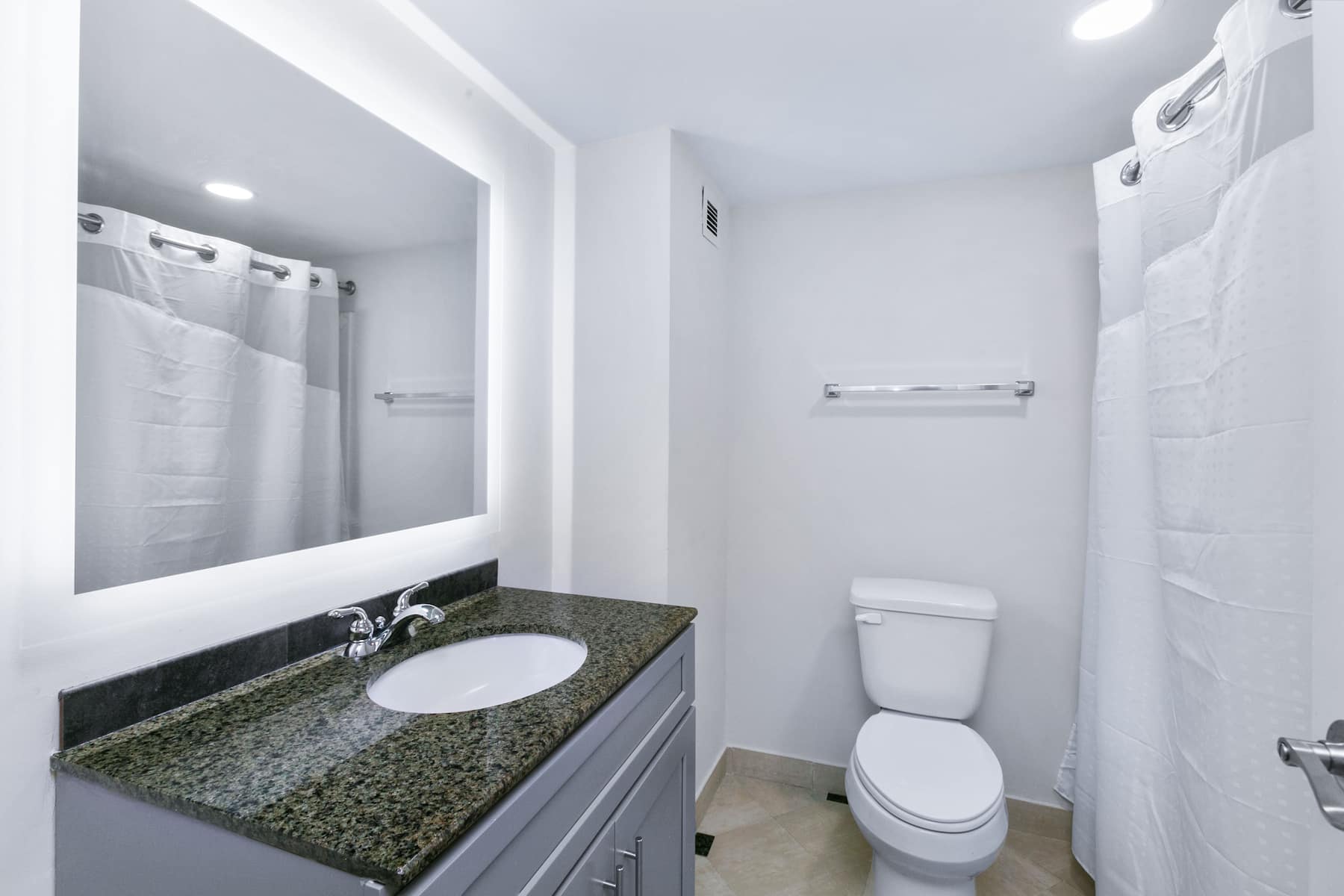 Guest room bath at the Mulberry, a Wyndham Hotel in Vicksburg, Mississippi