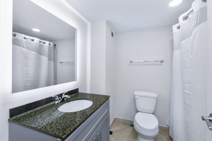Guest room bath at the Mulberry, a Wyndham Hotel in Vicksburg, Mississippi