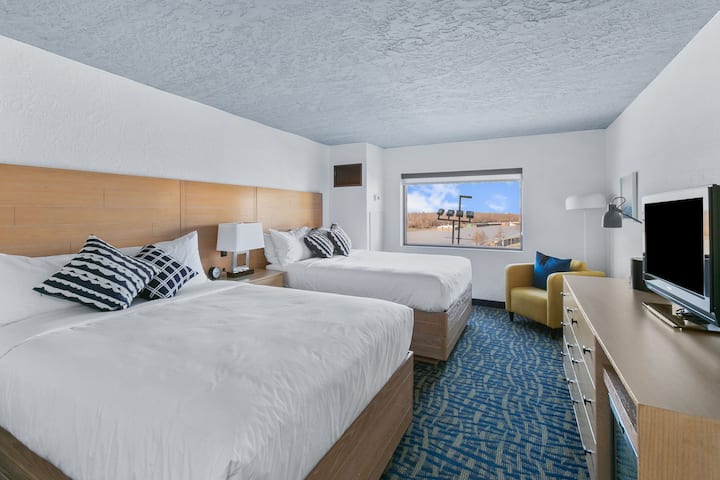 Guest room at the Mulberry, a Wyndham Hotel in Vicksburg, Mississippi