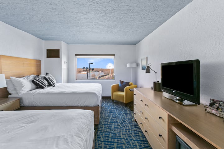 Guest room at the Mulberry, a Wyndham Hotel in Vicksburg, Mississippi