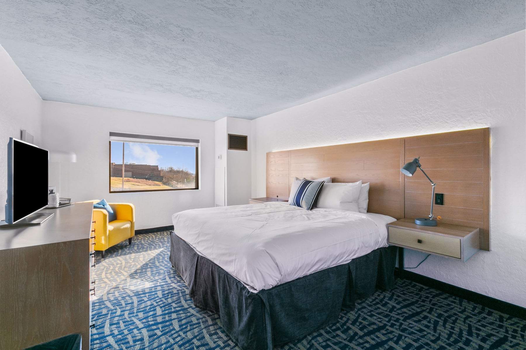Guest room at the Mulberry, a Wyndham Hotel in Vicksburg, Mississippi