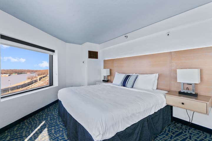 Guest room at the Mulberry, a Wyndham Hotel in Vicksburg, Mississippi