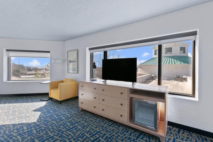 Guest room at the Mulberry, a Wyndham Hotel in Vicksburg, Mississippi