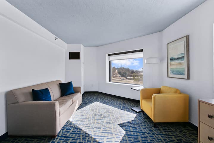 Guest room at the Mulberry, a Wyndham Hotel in Vicksburg, Mississippi