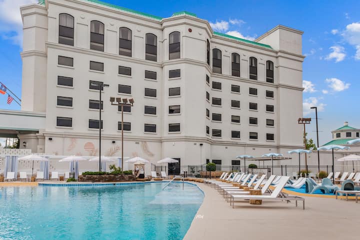 Pool at the Mulberry, a Wyndham Hotel in Vicksburg, Mississippi