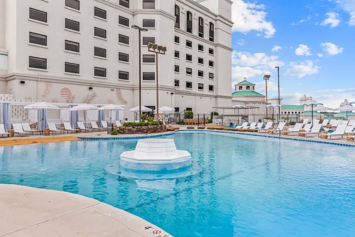 Pool at the Mulberry, a Wyndham Hotel in Vicksburg, Mississippi
