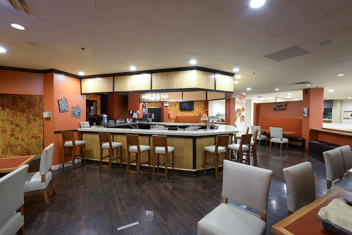 Bar at Wyndham Columbus in Columbus, Ohio