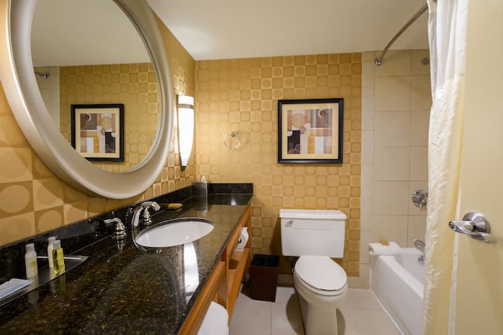 Guest room bath at the Wyndham Columbus in Columbus, Ohio