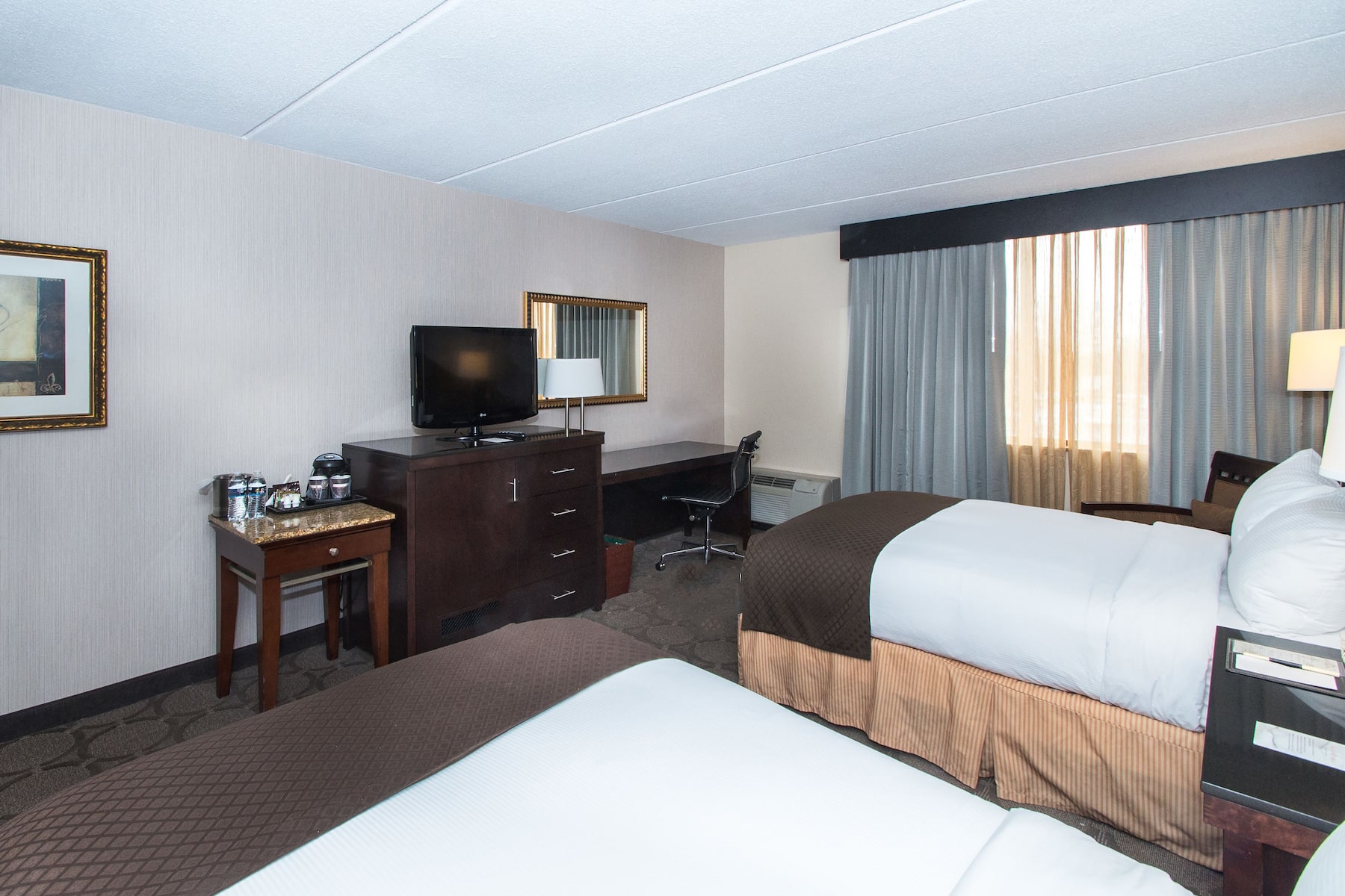 Guest room at the Wyndham Columbus in Columbus, Ohio
