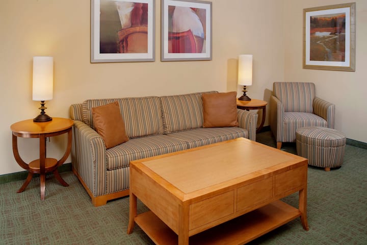 Guest room at the Wyndham Columbus in Columbus, Ohio