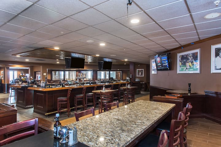 Bar at Wyndham Independence in Independence, Ohio
