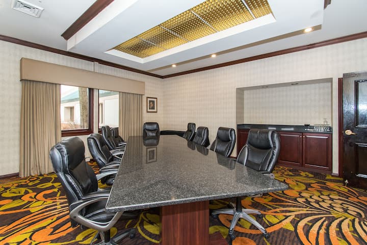 Board room at Wyndham Independence in Independence, Ohio