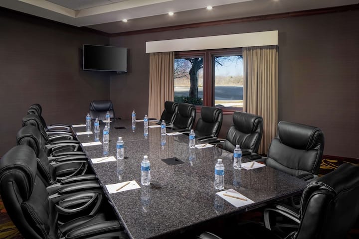 Board room at Wyndham Independence in Independence, Ohio