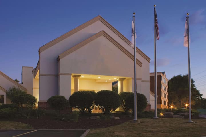 Exterior of Wyndham Independence hotel in Independence, Ohio