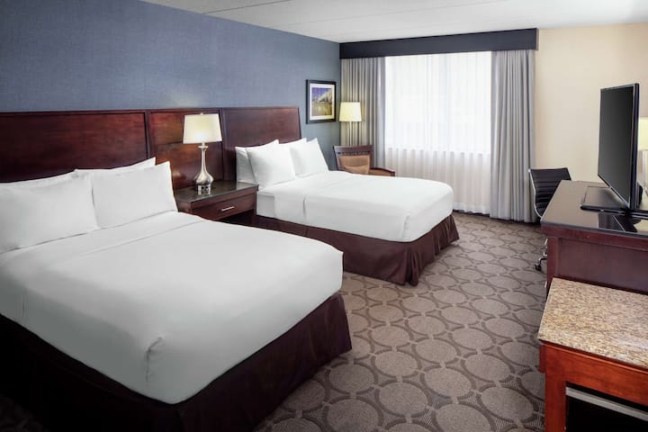 Guest room at the Wyndham Independence in Independence, Ohio