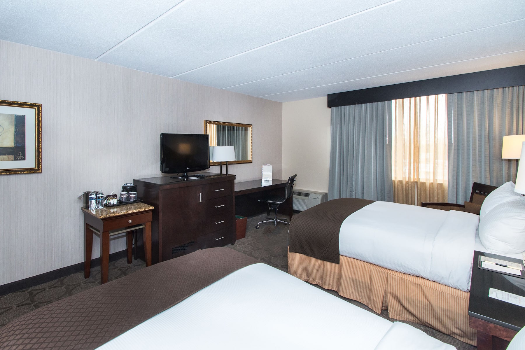 Guest room at the Wyndham Independence in Independence, Ohio
