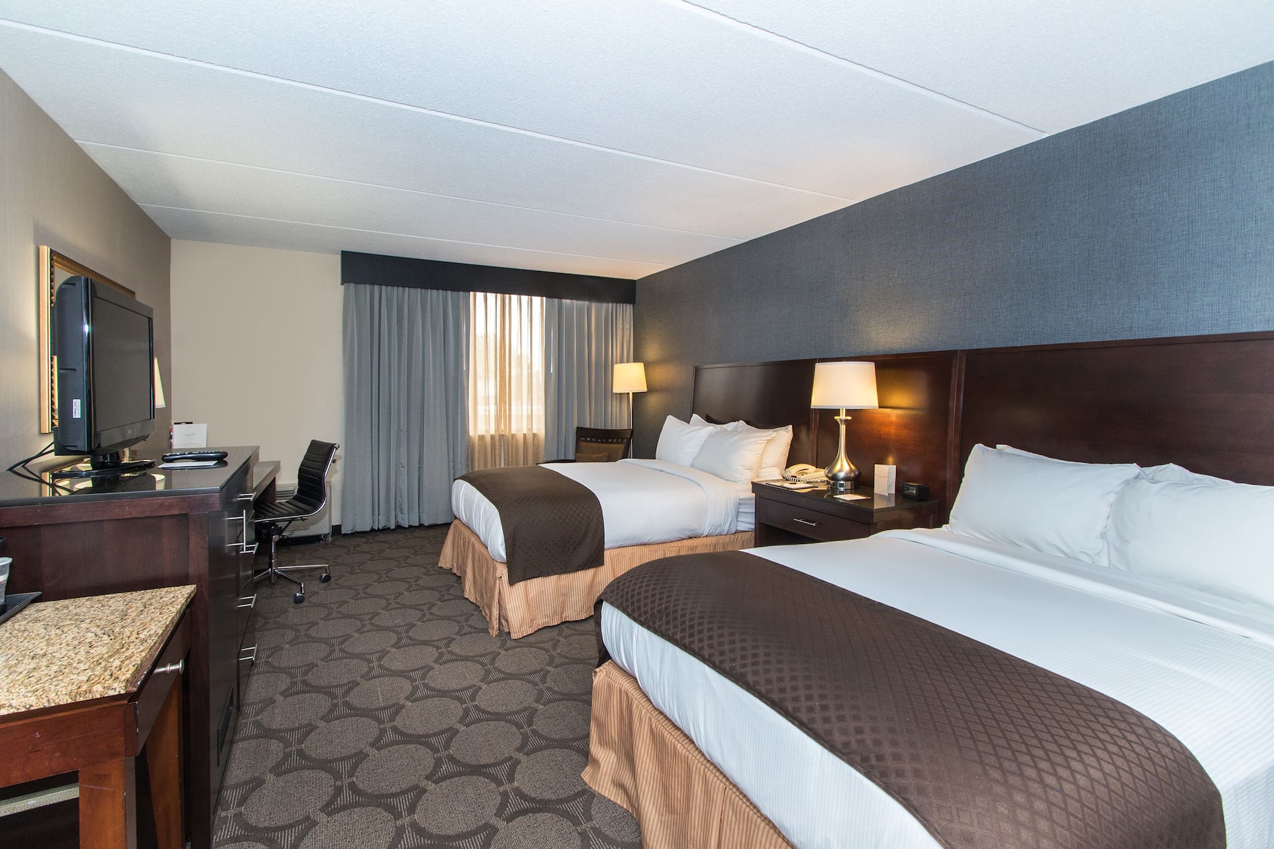 Guest room at the Wyndham Independence in Independence, Ohio