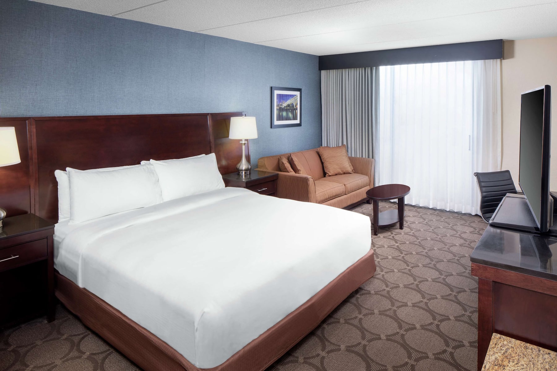 Guest room at the Wyndham Independence in Independence, Ohio